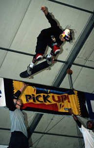 Fahrer: Jocke Olsson, Trick: Backside-Ollie-Tail-Grab